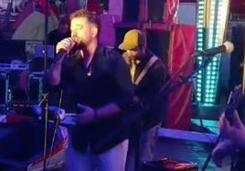 Los Caños sorprenden en los coches locos de la Feria de Sevilla: «Recordando tantas canciones de nuestra adolescencia»