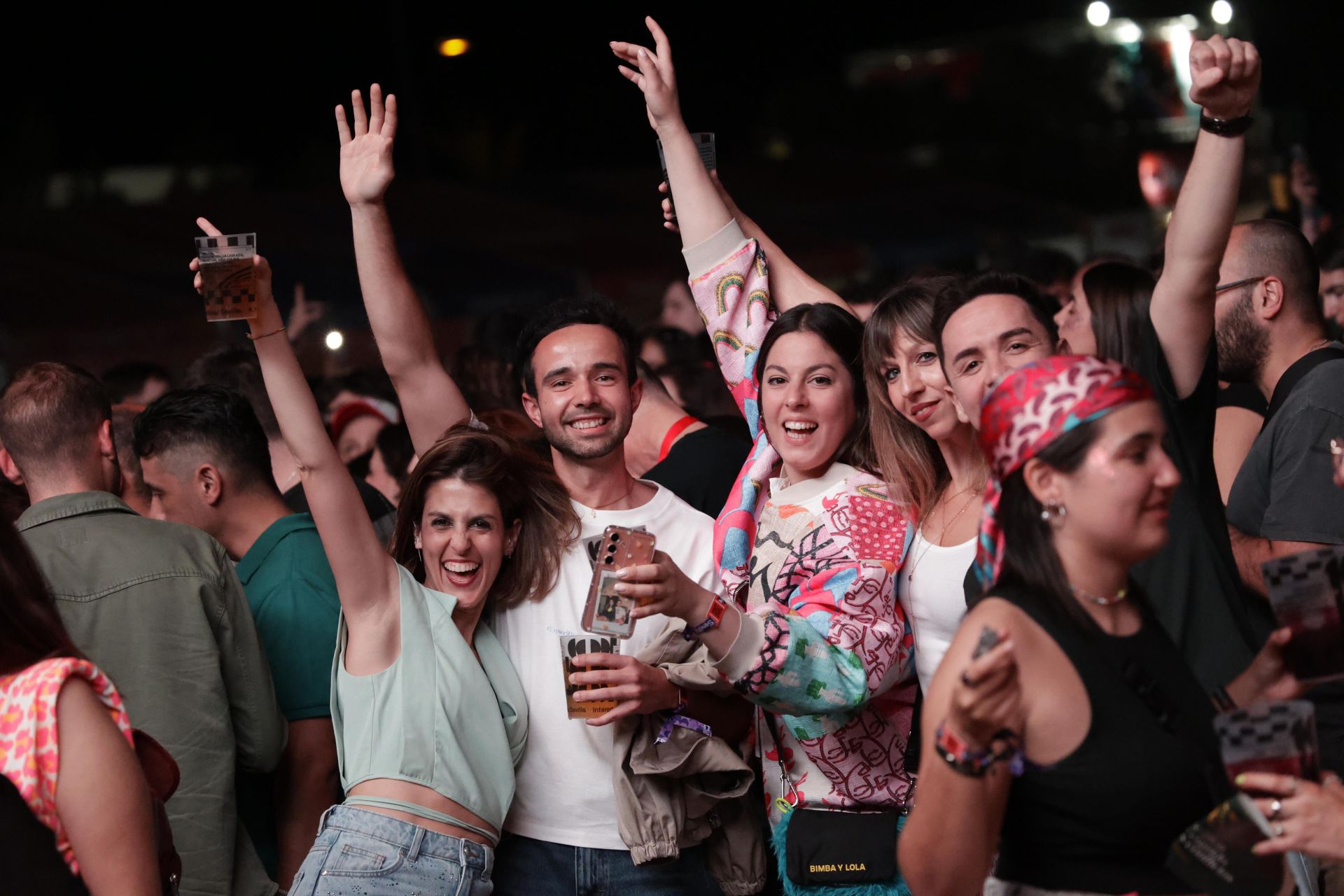 Un grupo de aficionados en el concierto de Mikel Izal
