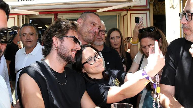 Manuel Carrasco da un concierto sorpresa en la Plaza del Salvador de Sevilla
