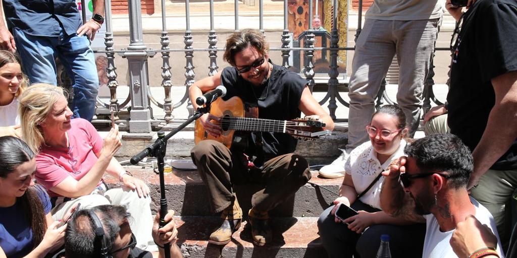 Manuel Carrasco da un concierto sorpresa en la Plaza del Salvador de Sevilla