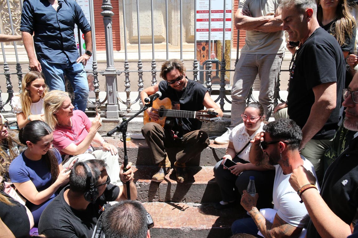 Manuel Carrasco, durante su concierto improvisado en la Plaza del Salvador de Sevilla