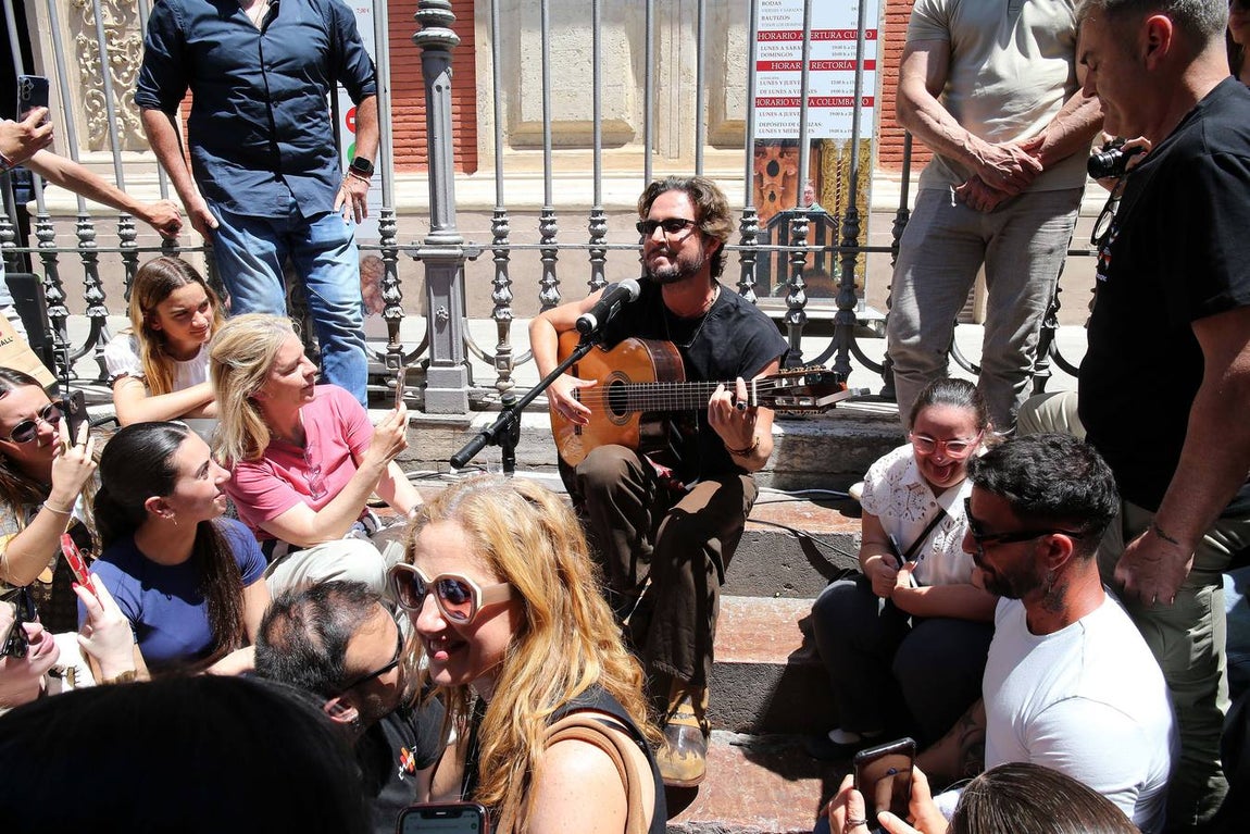 Manuel Carrasco, durante su concierto improvisado en la Plaza del Salvador de Sevilla