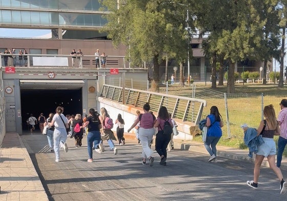 Fans entrando en el Estadio Cartuja para el concierto de Manuel Carrasco