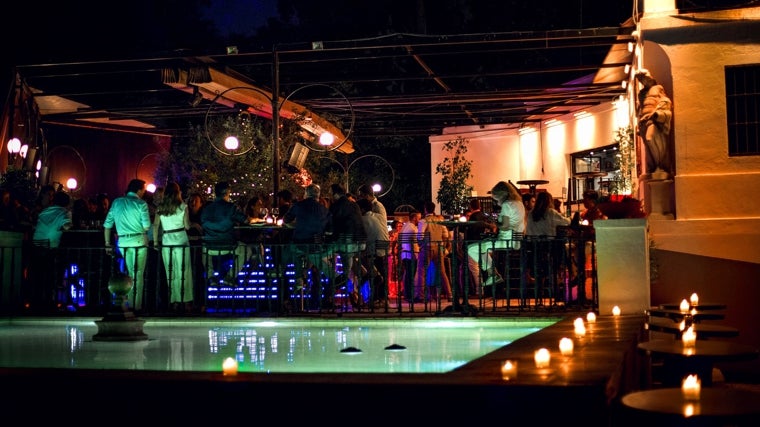 Ambiente en la Casa del Estanque durante una noche de verano