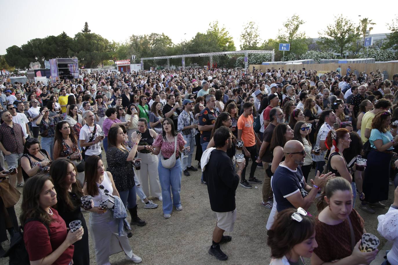 Público asistente a la actuación  de Las Migas en el segundo día de Interestelar