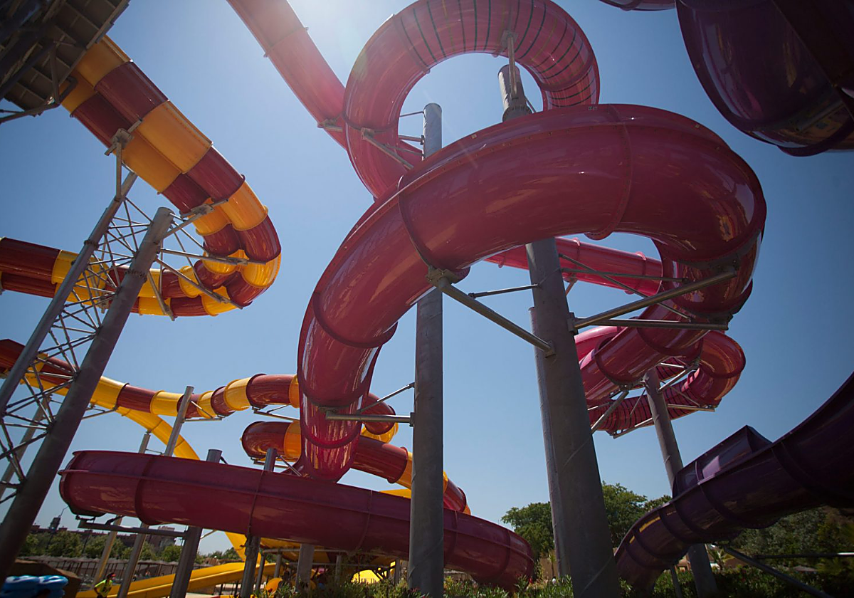 Toboganes gigantes en Agua Mágica