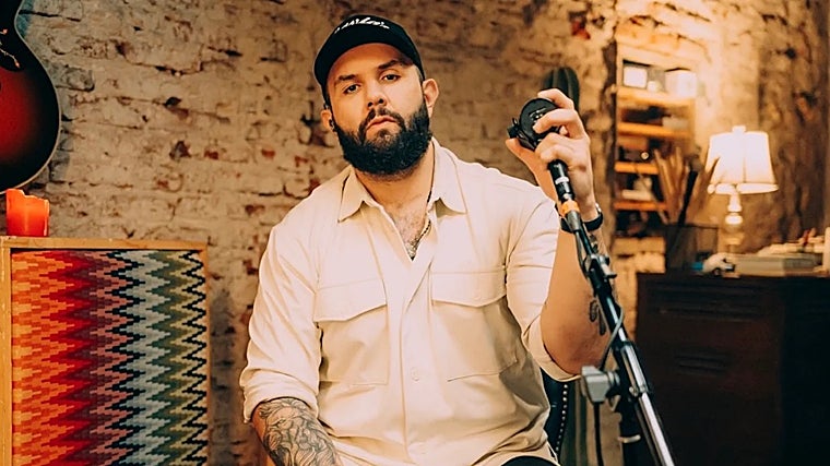 El artista Carín León