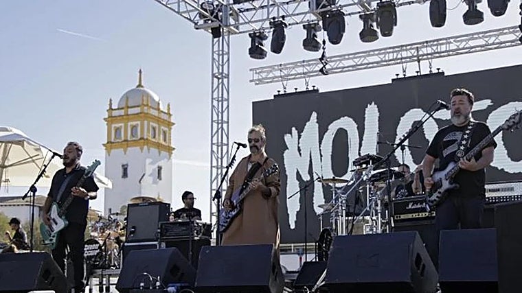 El grupo Molotov cantando en Sevilla