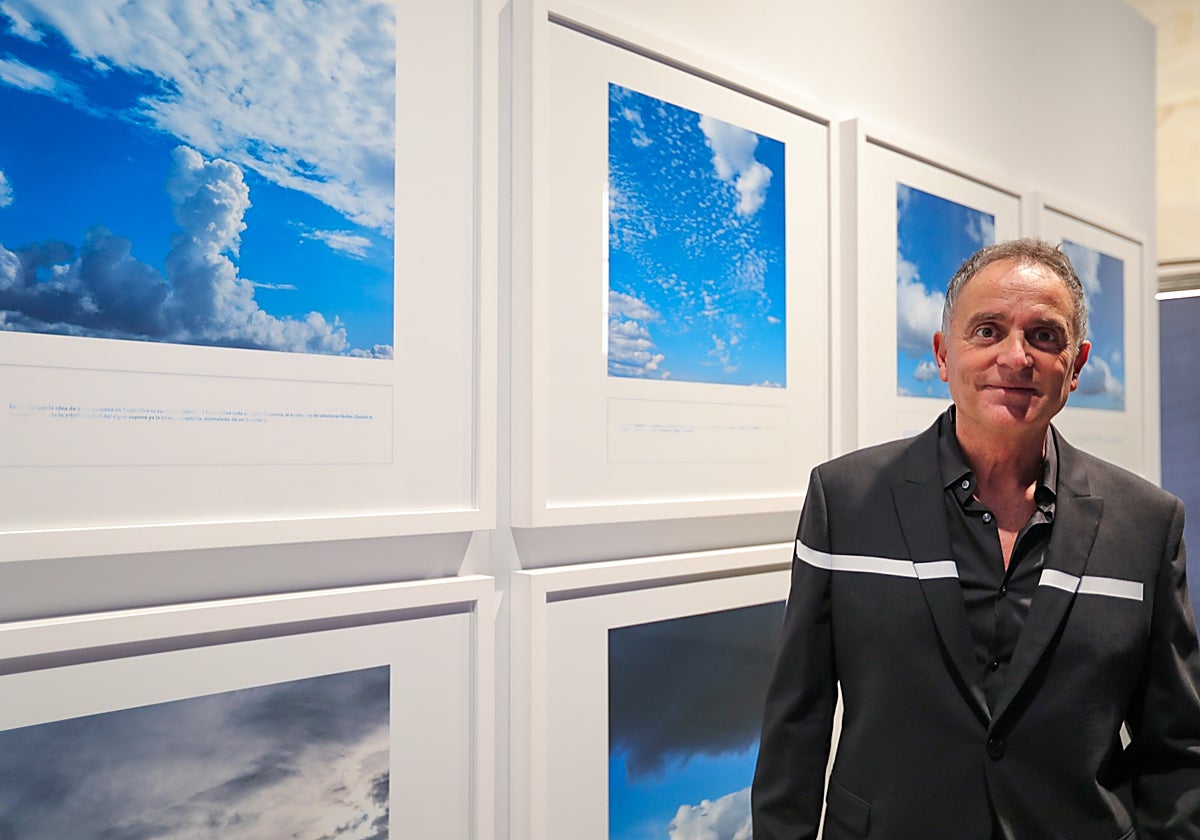 Dionisio González ante una de las series de su obra en Artillería