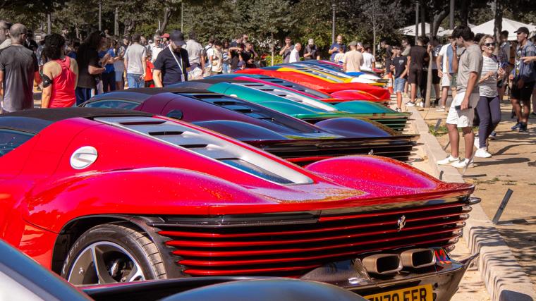Exposición de coches Ferrari en Sevilla