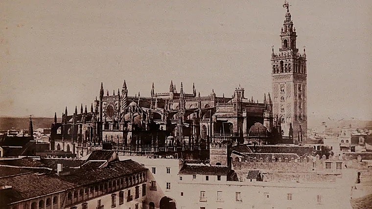 'Patio de banderas del Alcázar con la Catedral y la Giralda'