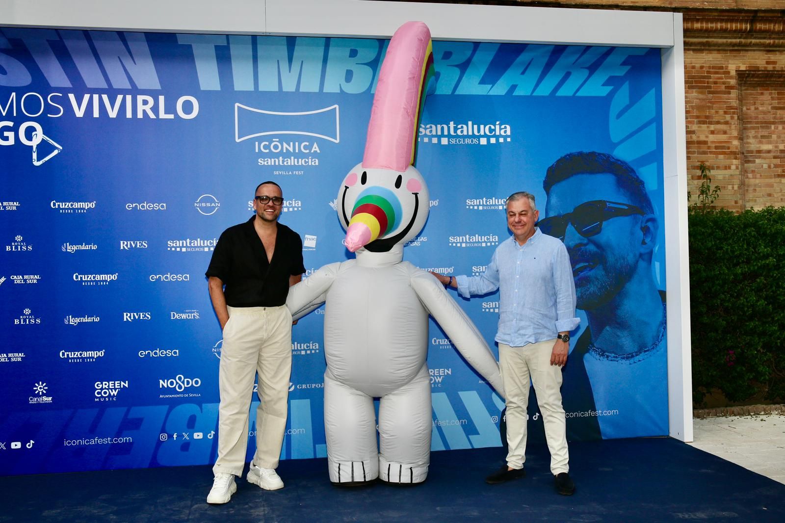 Javier Esteban, la mascota Curro y José Luis Sanz