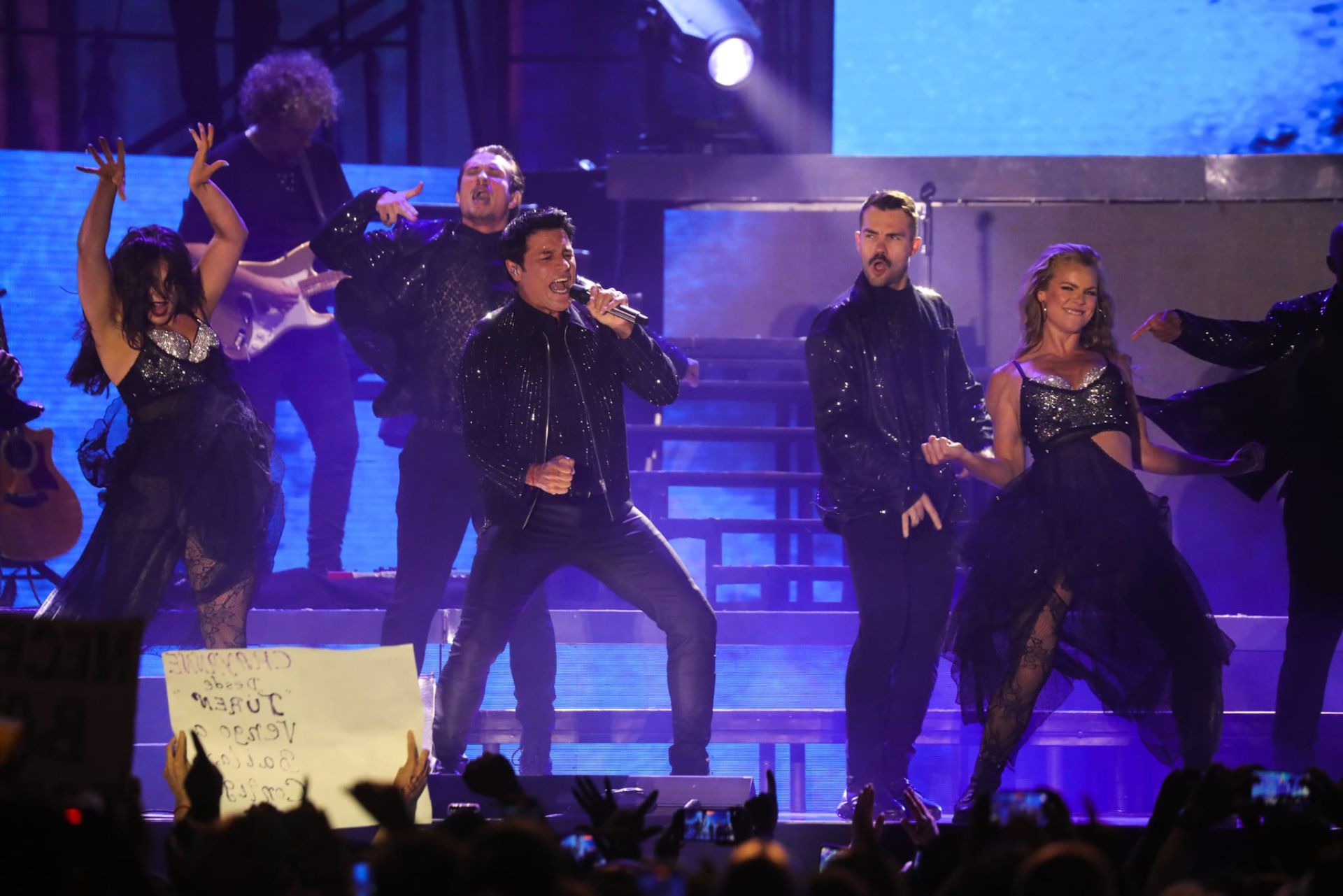 Chayanne, cantando y bailando y siendo coreado por toda la Plaza de España 