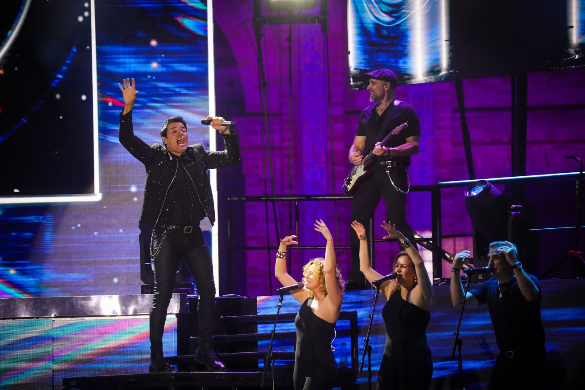 Chayanne, cantando y bailando y siendo coreado por toda la Plaza de España 