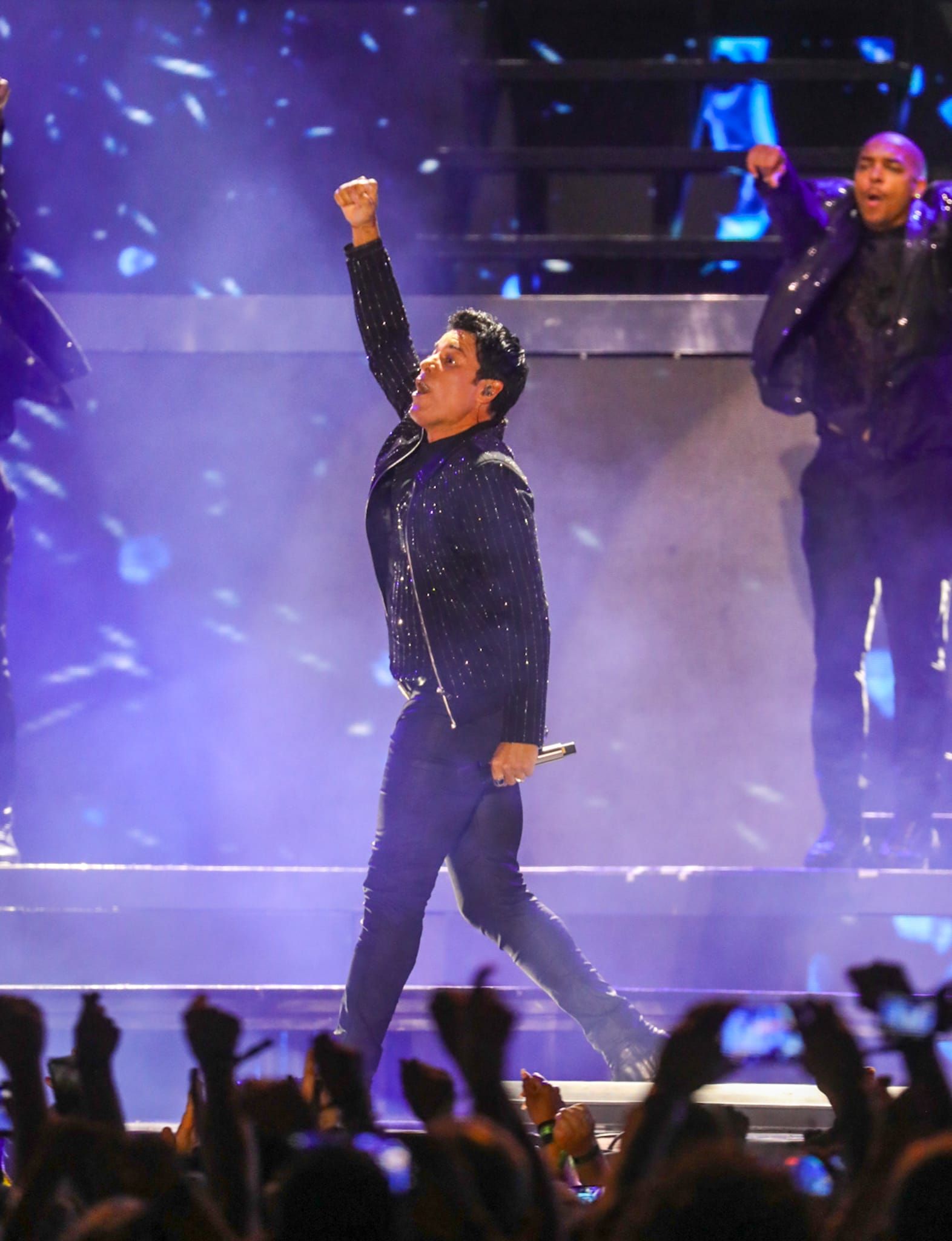Chayanne, cantando y bailando y siendo coreado por toda la Plaza de España 