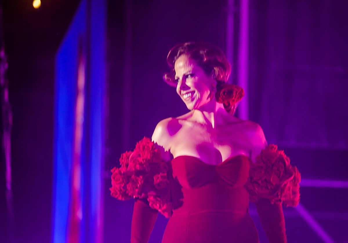 La artista, Pastora Soler, celebrando anoche sus 30 años en la música