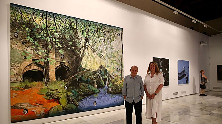 El pintor Curro González junto a Angie Moreno, delegada municipal de Cultura, en Espacio Santa Clara
