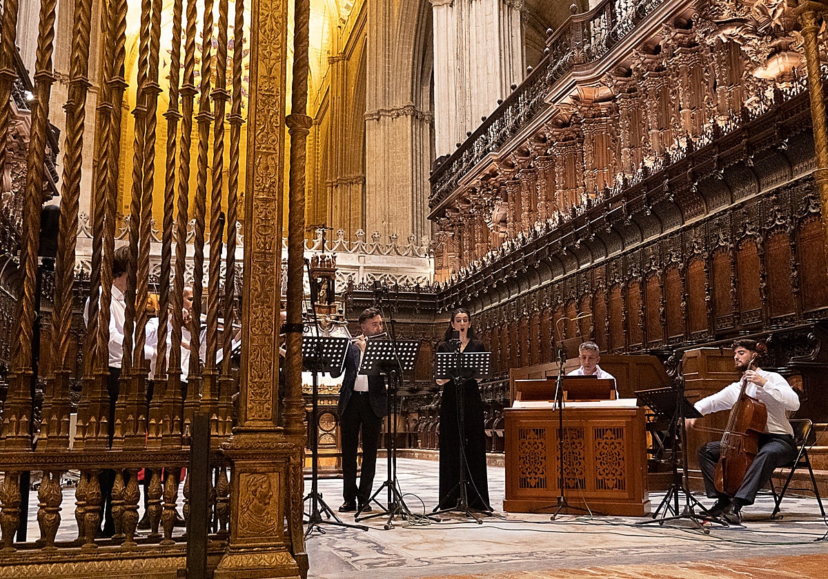 Radael Ruibérriz (flauta) y Soraya Méncid (soprano). Las rejas 'escondían' a los dos violinistas y al otro flautista.