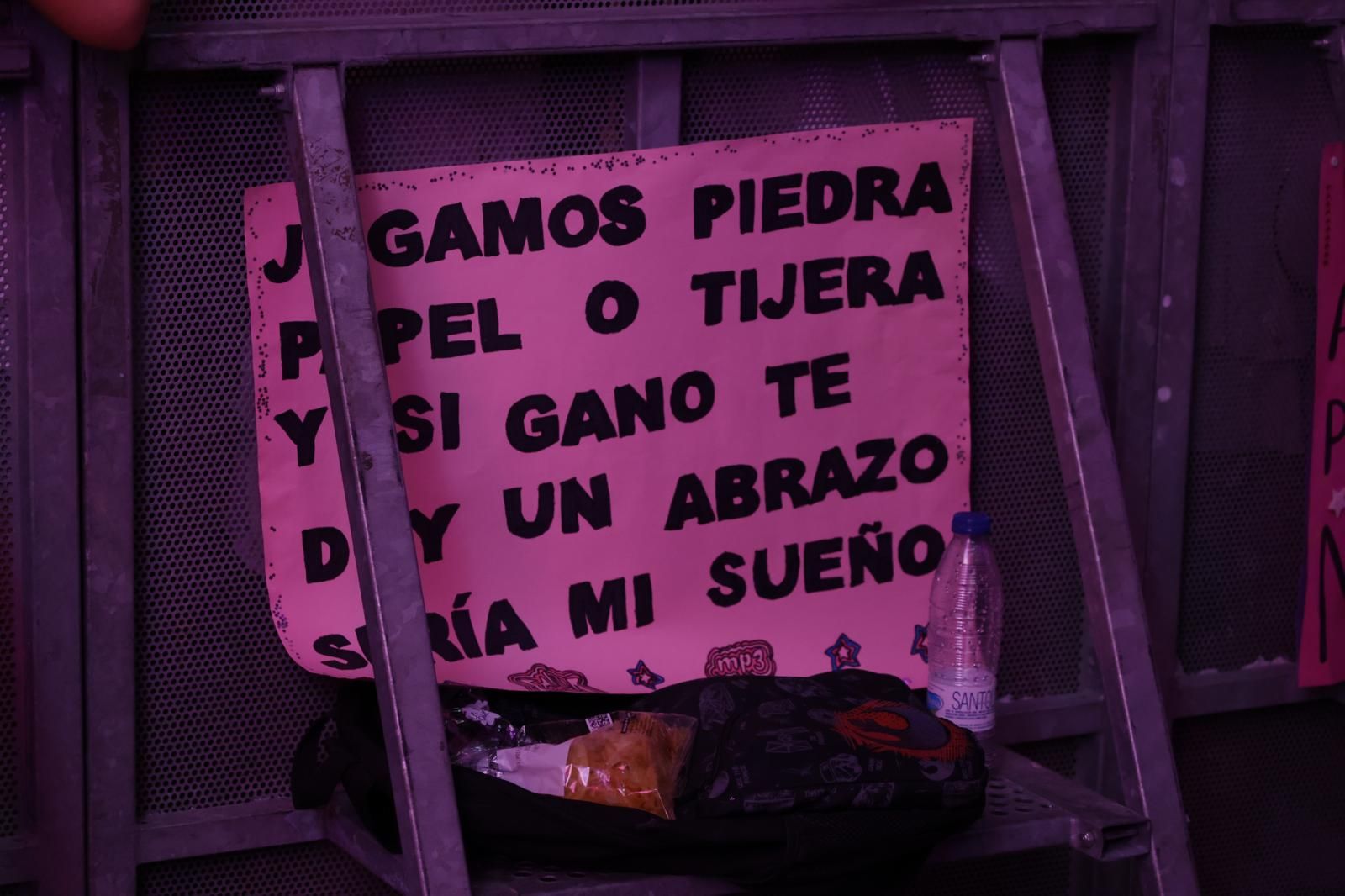 Pancarta dedicada a Emilia Mernes, este viernes noche en la Plaza de España de Sevilla