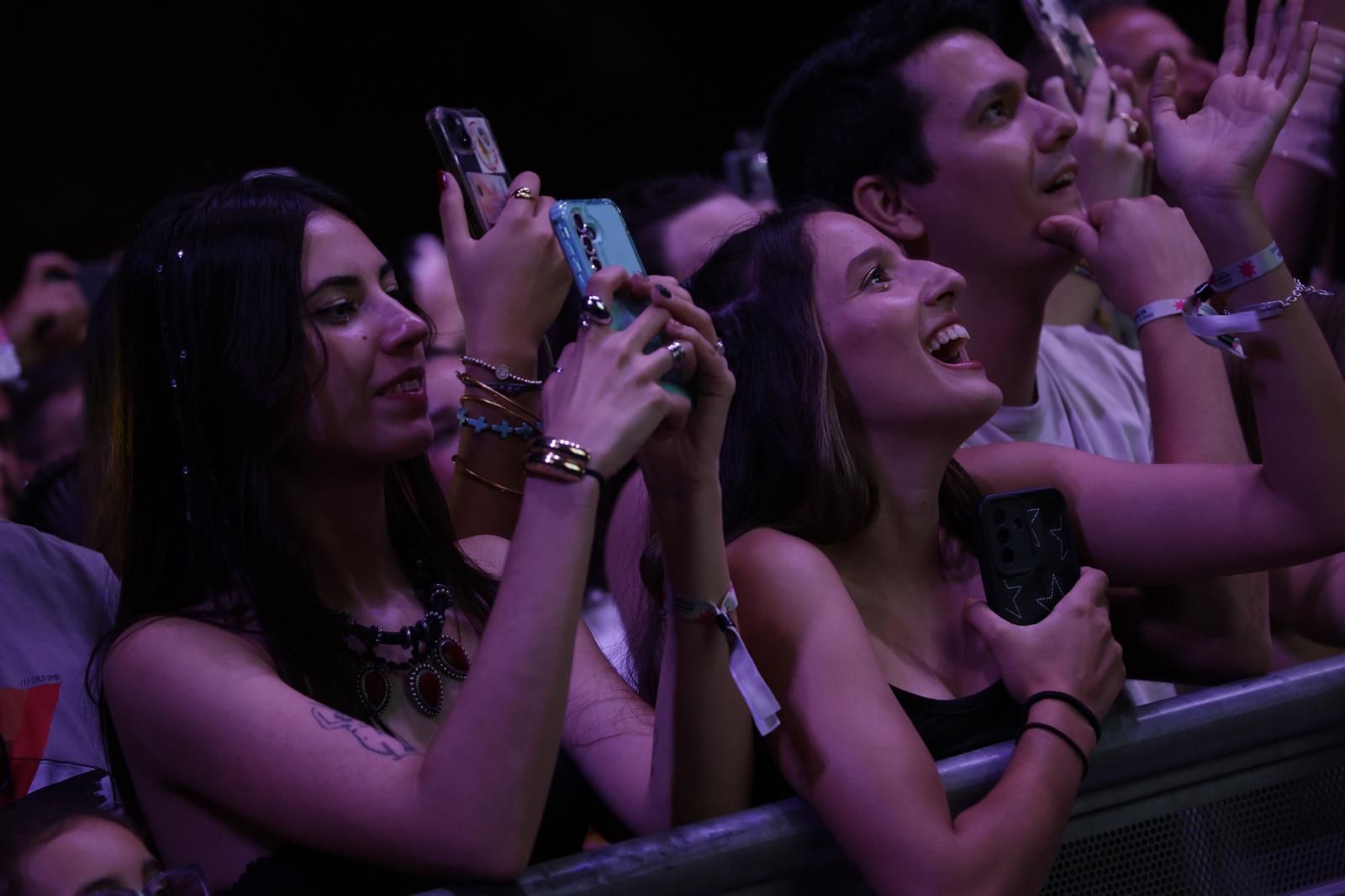 Fans en el concierto de Emilia Mernes, este viernes noche en la Plaza de España de Sevilla