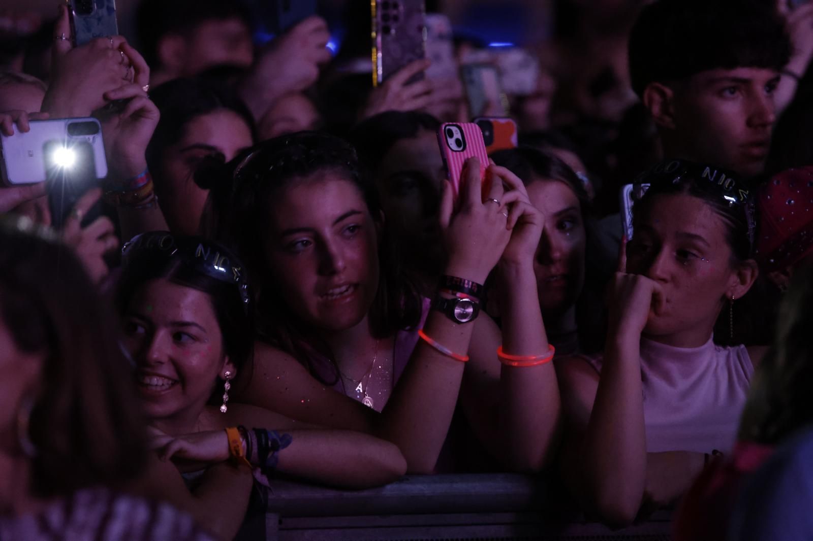 Fans en el concierto de Emilia Mernes, este viernes noche en la Plaza de España de Sevilla