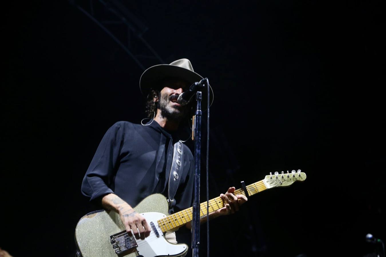 Un momento del concierto de Leiva este sábado en la plaza de España de Sevilla
