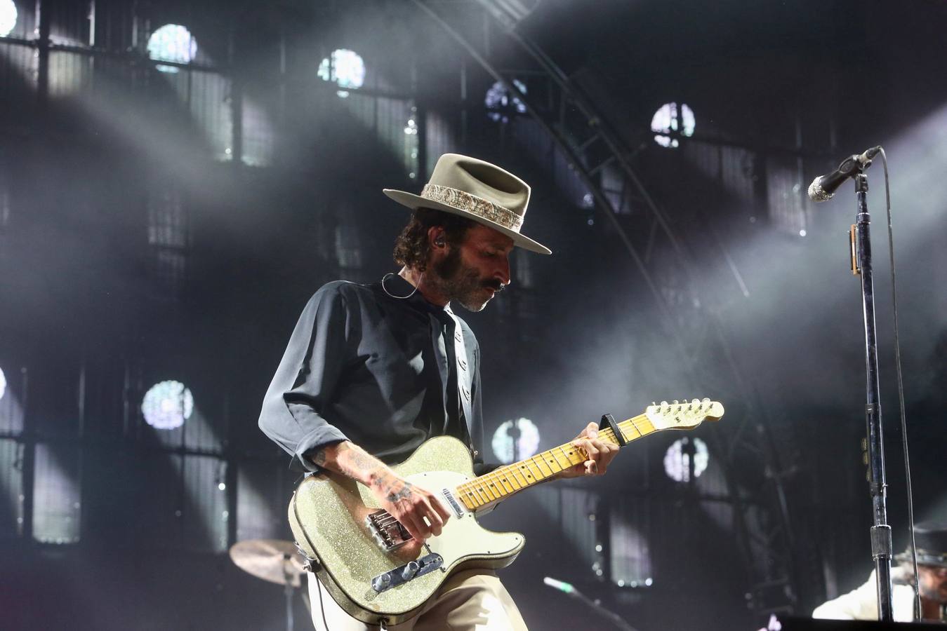 Un momento del concierto de Leiva este sábado en la plaza de España de Sevilla