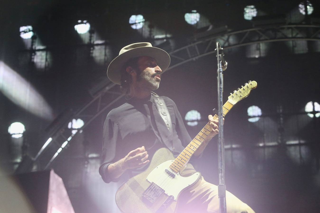 Un momento del concierto de Leiva este sábado en la plaza de España de Sevilla
