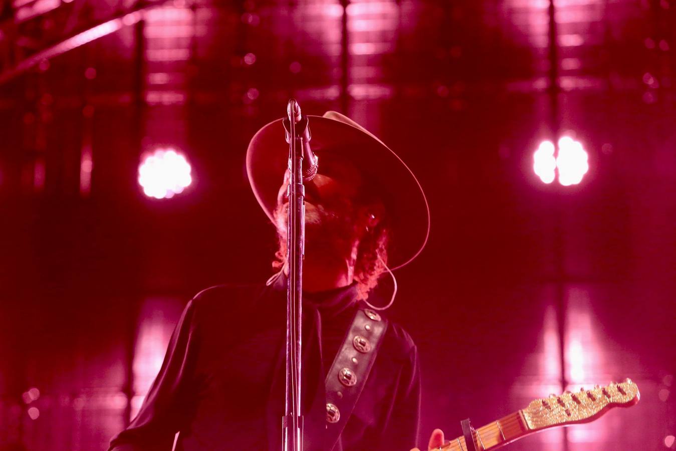 Un momento del concierto de Leiva este sábado en la plaza de España de Sevilla