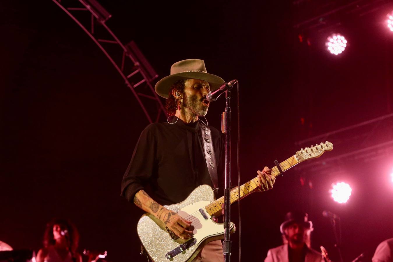 Un momento del concierto de Leiva este sábado en la plaza de España de Sevilla