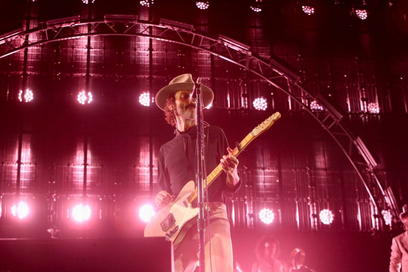 Un momento del concierto de Leiva este sábado en la plaza de España de Sevilla