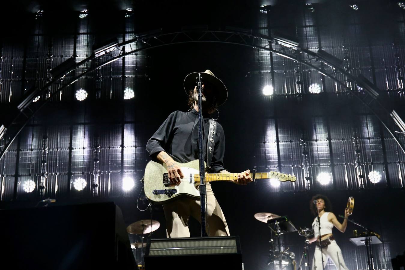 Un momento del concierto de Leiva este sábado en la plaza de España de Sevilla