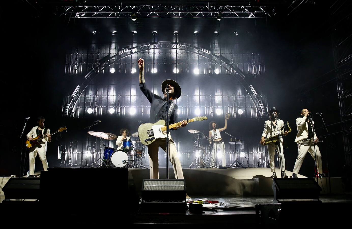 Un momento del concierto de Leiva este sábado en la plaza de España de Sevilla