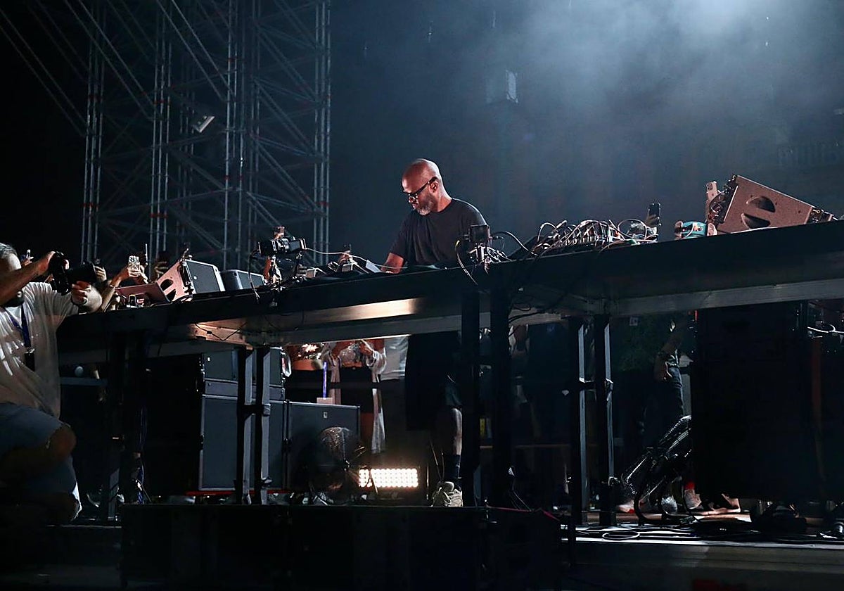 La música electrónica llenó la Plaza de España de Sevilla este domingo