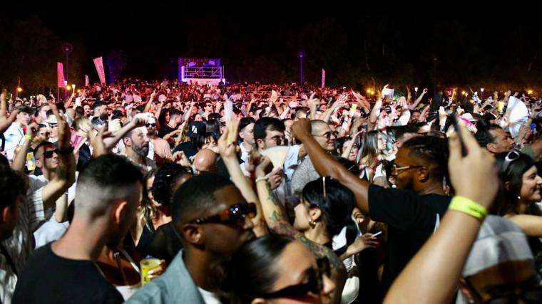 Sevilla acelera el pulso con el beat electrónico de Black Coffee