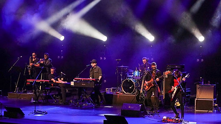 Concierto de Andrés Calamaro en el auditorio del Cartuja Center CITE de Sevilla, en imágenes