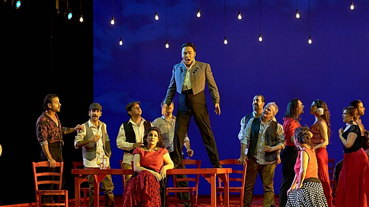 Escamillo (Badral Chuluunbaatar) canta la canción de toreador, mientras Carmen lo escucha sentada, displicente