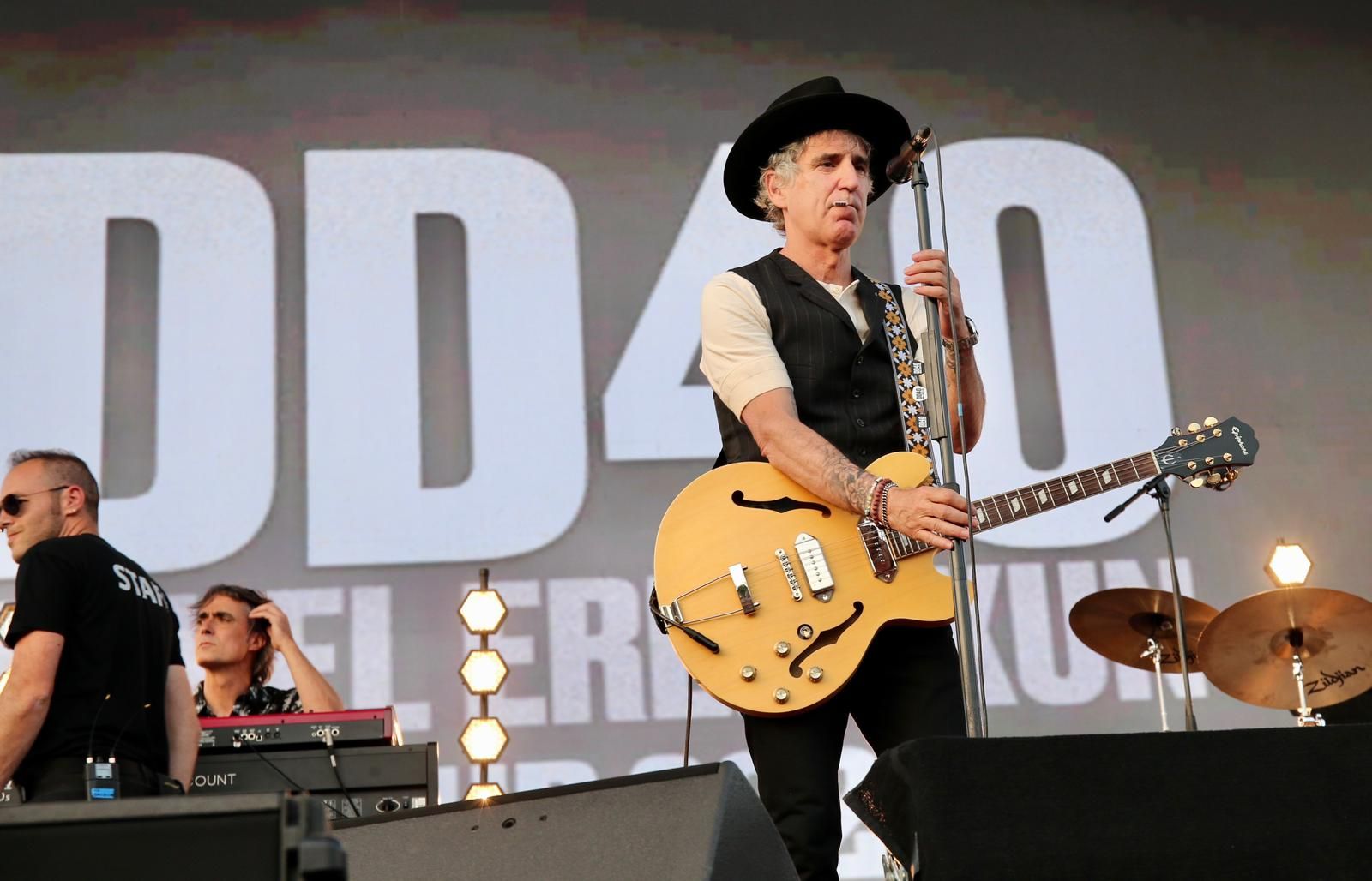 Duncan Dhu con Mikel Erentxun al frente en el concierto de Icónica