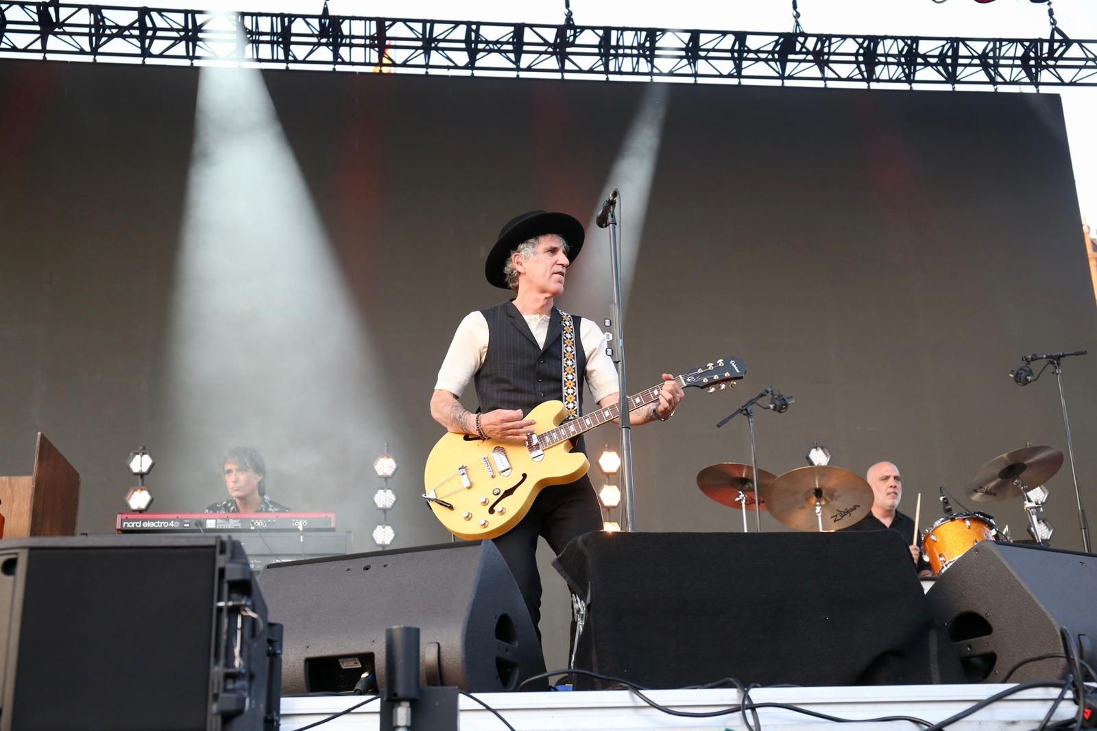 Duncan Dhu con Mikel Erentxun al frente en el concierto de Icónica