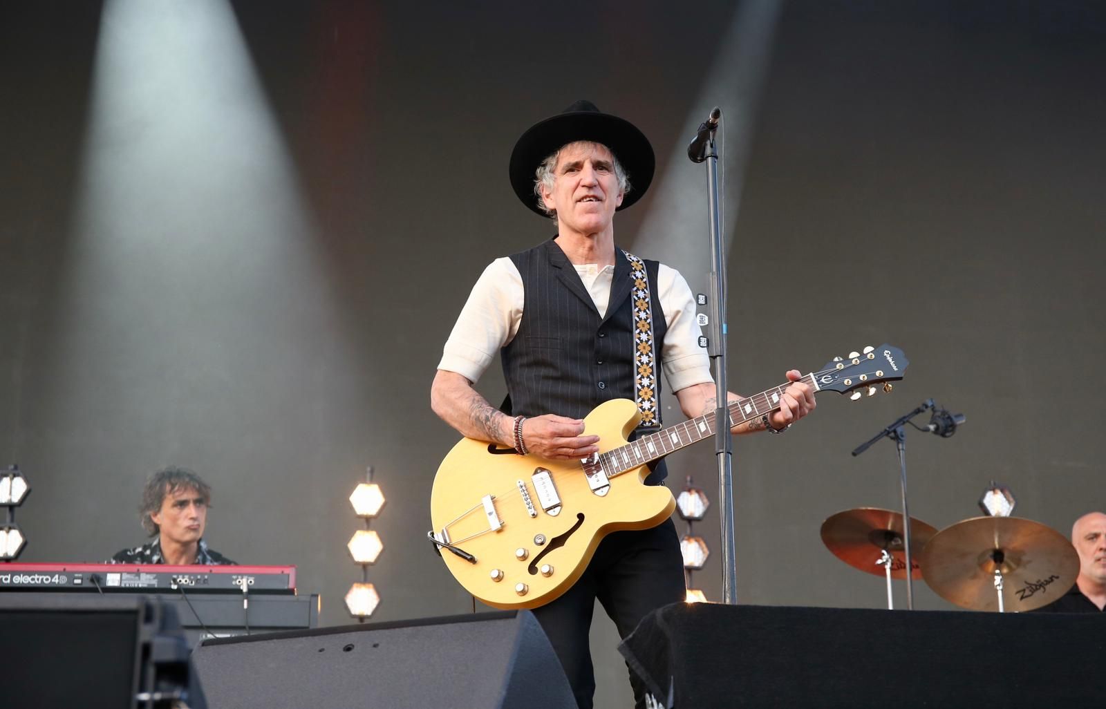 Duncan Dhu con Mikel Erentxun al frente en el concierto de Icónica