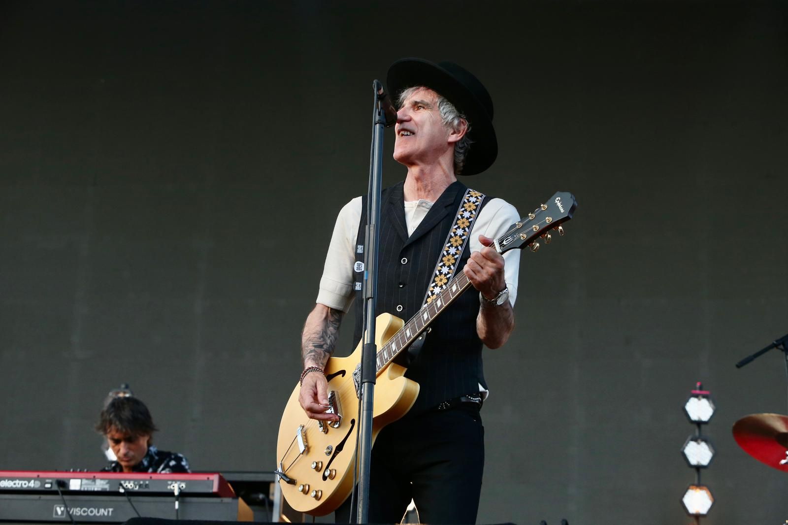 Duncan Dhu con Mikel Erentxun al frente en el concierto de Icónica