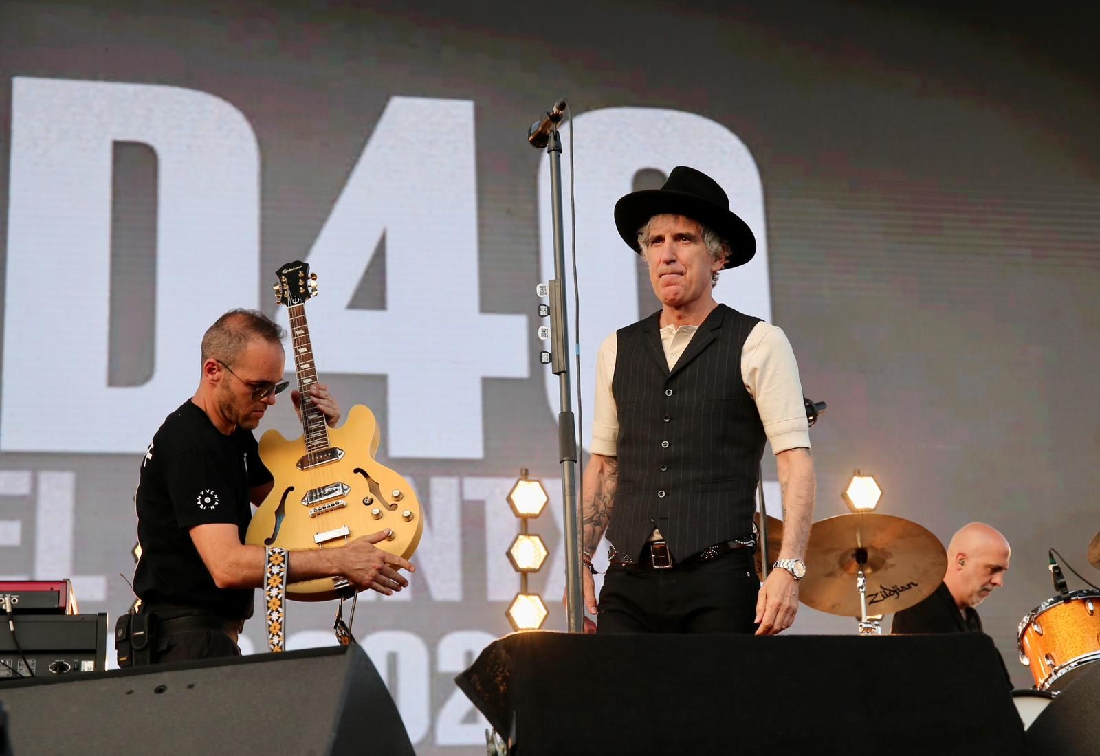 Duncan Dhu con Mikel Erentxun al frente en el concierto de Icónica