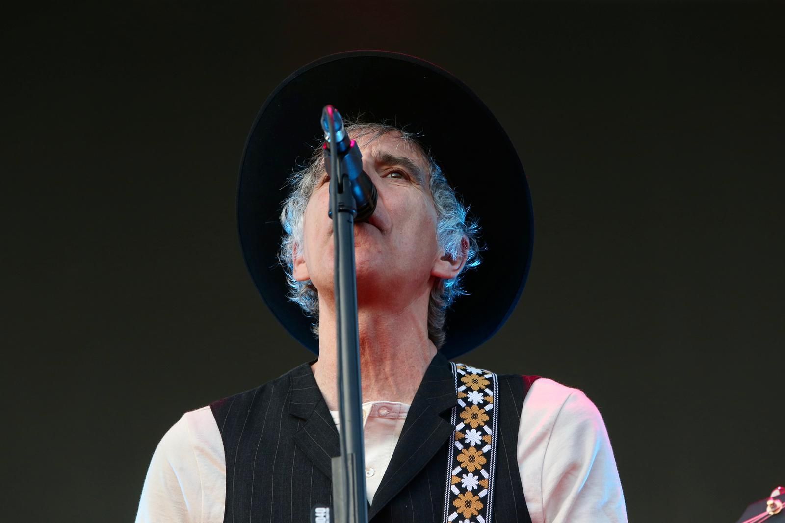 Duncan Dhu con Mikel Erentxun al frente en el concierto de Icónica