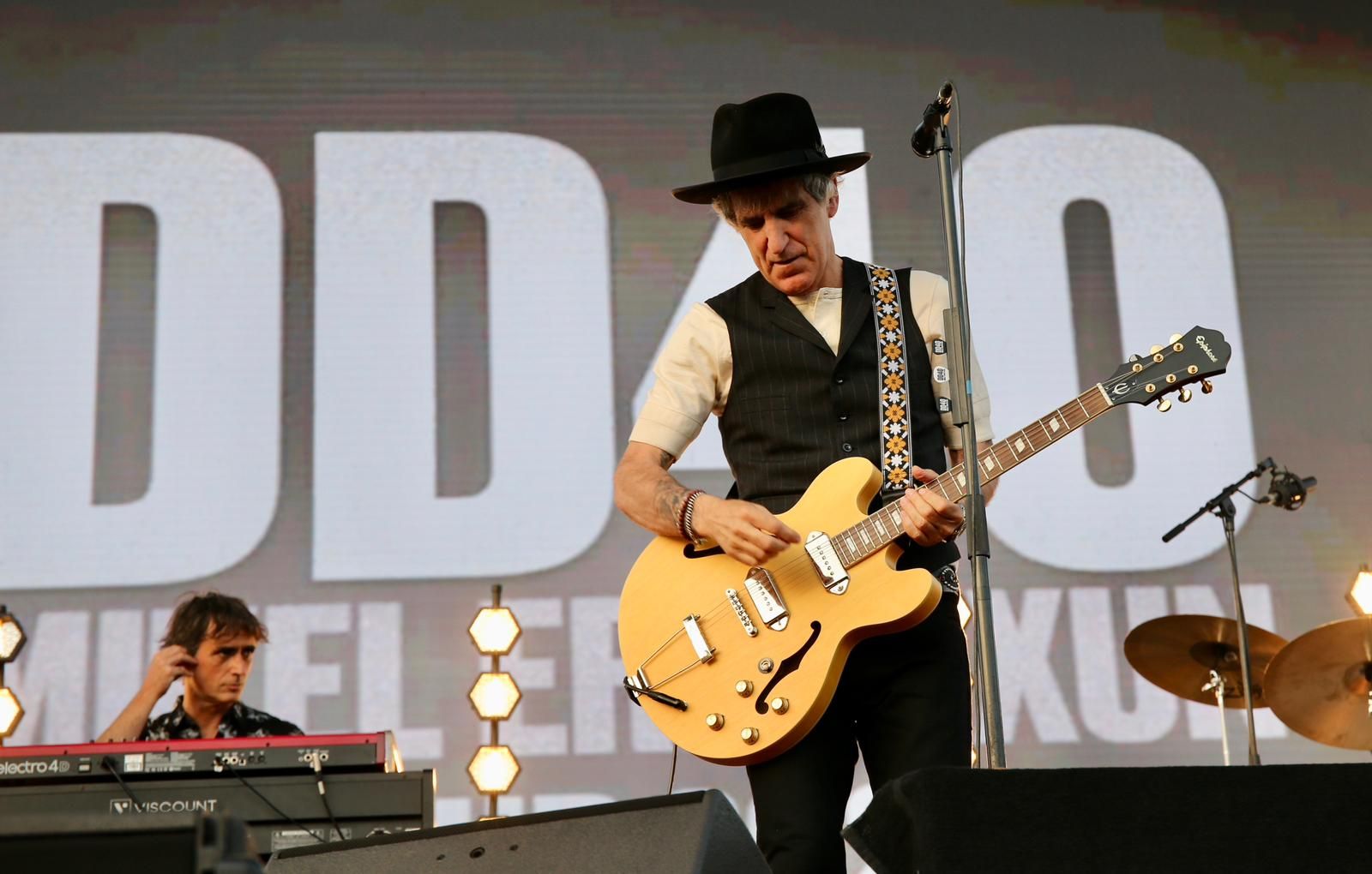 Duncan Dhu con Mikel Erentxun al frente en el concierto de Icónica