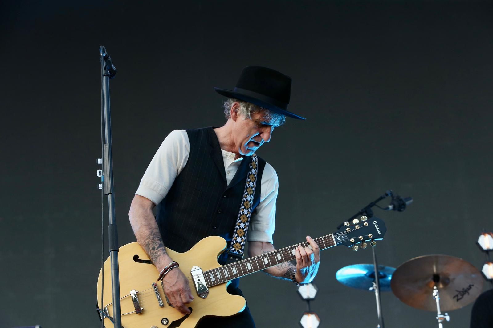 Duncan Dhu con Mikel Erentxun al frente en el concierto de Icónica