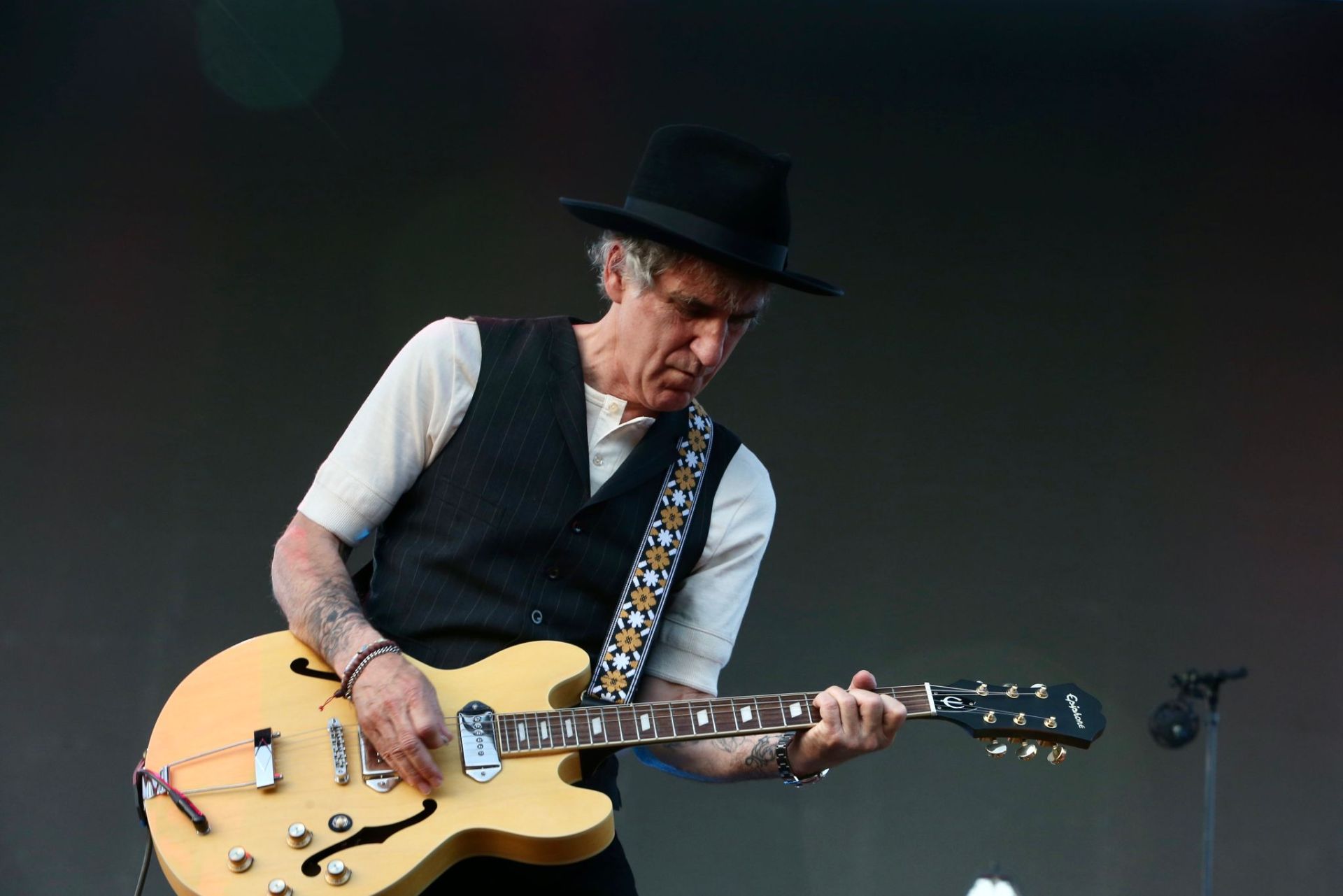 Duncan Dhu con Mikel Erentxun al frente en el concierto de Icónica