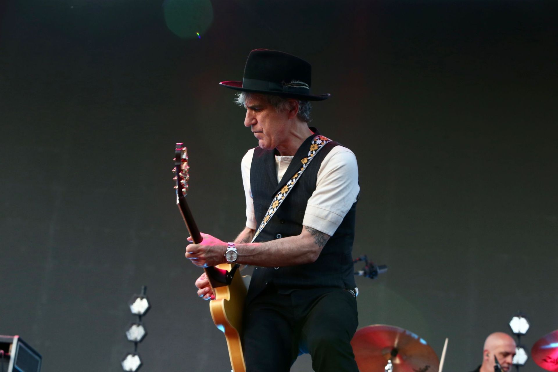 Duncan Dhu con Mikel Erentxun al frente en el concierto de Icónica