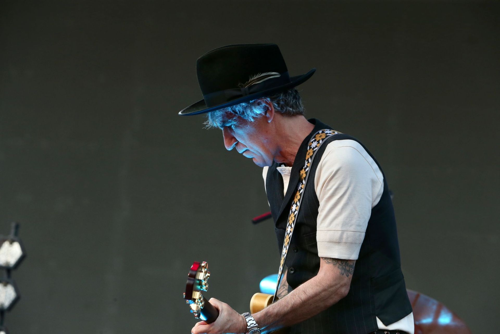 Duncan Dhu con Mikel Erentxun al frente en el concierto de Icónica