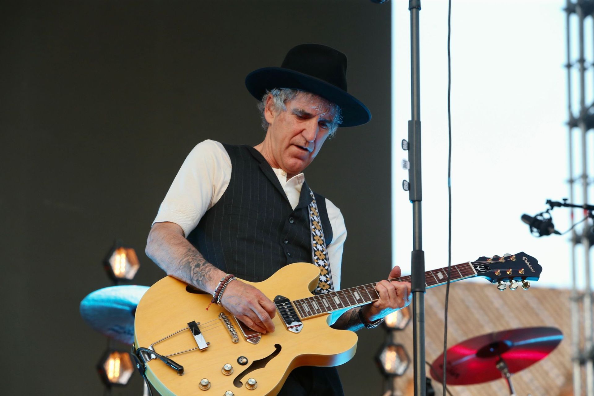 Duncan Dhu con Mikel Erentxun al frente en el concierto de Icónica