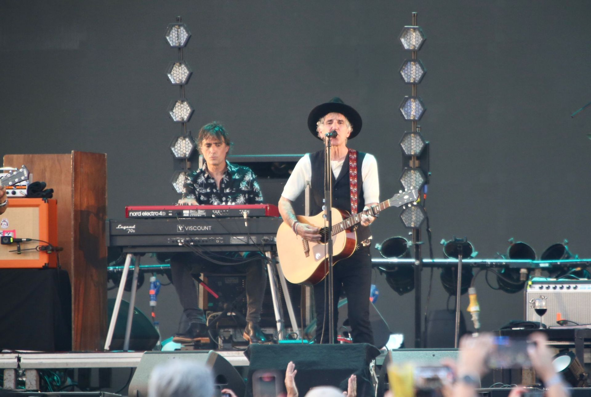 Duncan Dhu con Mikel Erentxun al frente en el concierto de Icónica